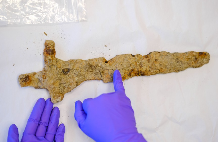 Un fermier din Norvegia a găsit o sabie rară, care are mai bine de 1000 de ani: „Am vrut să o arunc” 4 sabie vikinga 2