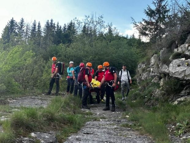 Bărbat salvat în Argeș, după ce a căzut de pe o potecă aproximativ 70 de metri, în zona Vârfului Lăiţel