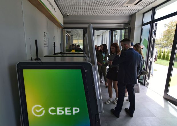 Cele mai mari două bănci rusești deschid sucursale în regiunile ucrainene pe care Moscova pretinde că le-a anexat