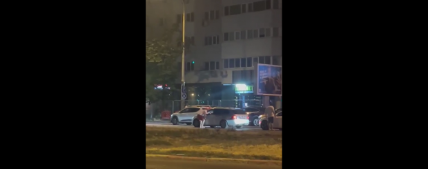 Anchetă a Poliţiei Capitalei, după ce doi bărbaţi lovesc şoferul unei maşini care stă în coloană. „Te omor!”, strigă unul în timp ce sparge geamul