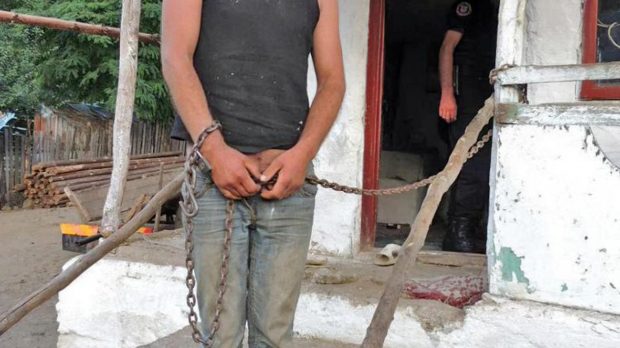 Nou caz de sclavie în Argeș: șapte persoane, inclusiv un minor, forțate să muncească la o fermă și să doarmă sub un coviltir. Patronul, reținut de DIICOT