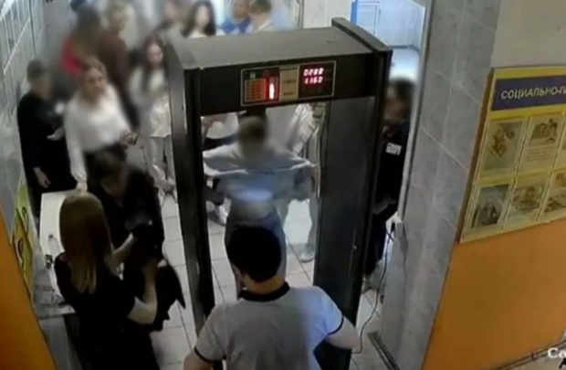 Elevele de la o școală din Rusia acuză că au fost pipăite la un control înainte de un examen. „Ne-au obligat să ne ridicăm bluzele” | VIDEO