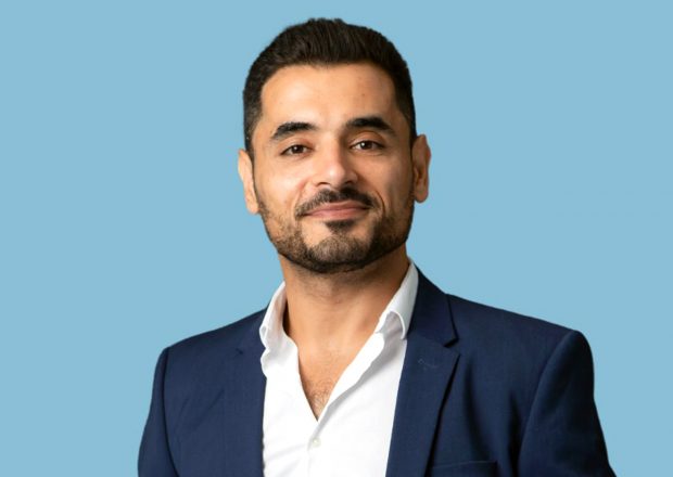„Esteticianul vedetelor” cere să opereze din nou, deși nenumărate femei reclamă că le-a mutilat. Mărturia unei paciente: „La subraţ mi-a însăilat efectiv pielea”