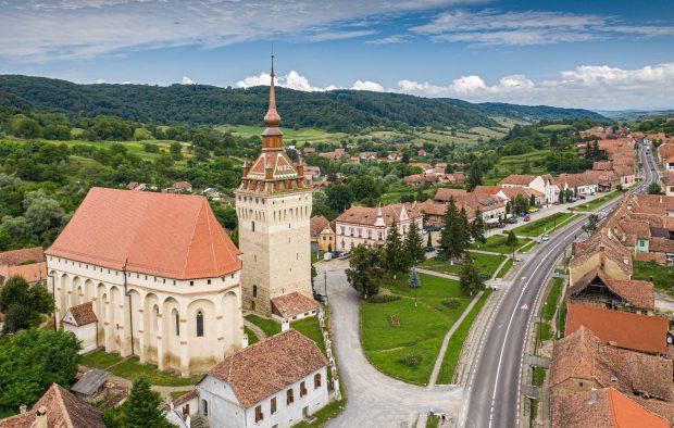Saschiz, satul din Transilvania făcut celebru de regele Charles, se dezvoltă cu fonduri europene. Pasajul subteran secret care leagă satul de cetatea de refugiu, pe lista investițiilor