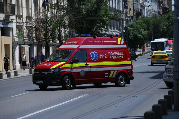 Copil de 4 ani, salvat de pe terasa unui bloc după ce a căzut de la etaj. Mama şi bunica minorului au suferit atacuri de panică