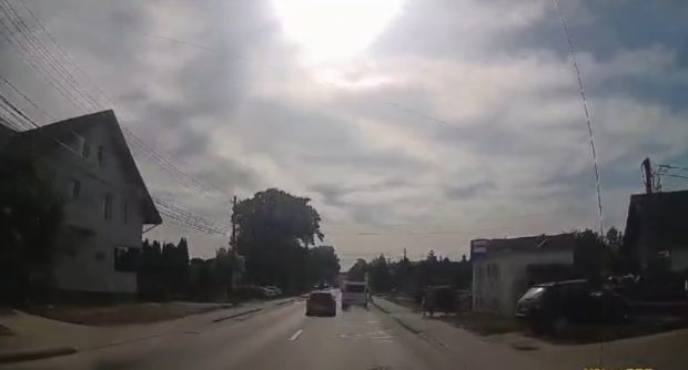 Șofer din Suceava, la un pas să lovească un copil pe trecerea de pietoni, după o depășire periculoasă. Momentul a fost filmat. VIDEO