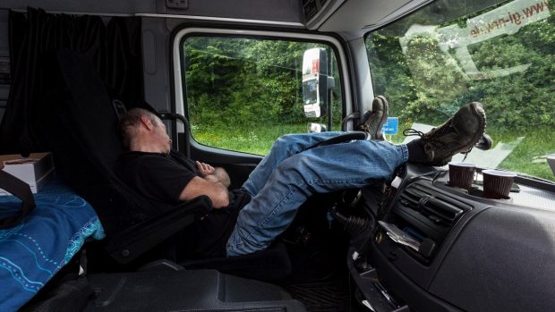 Șofer de camion, gazat de tâlhari cu gaz anestezic în timp ce dormea în cabină, într-o parcare din Germania. S-a trezit după 13 ore