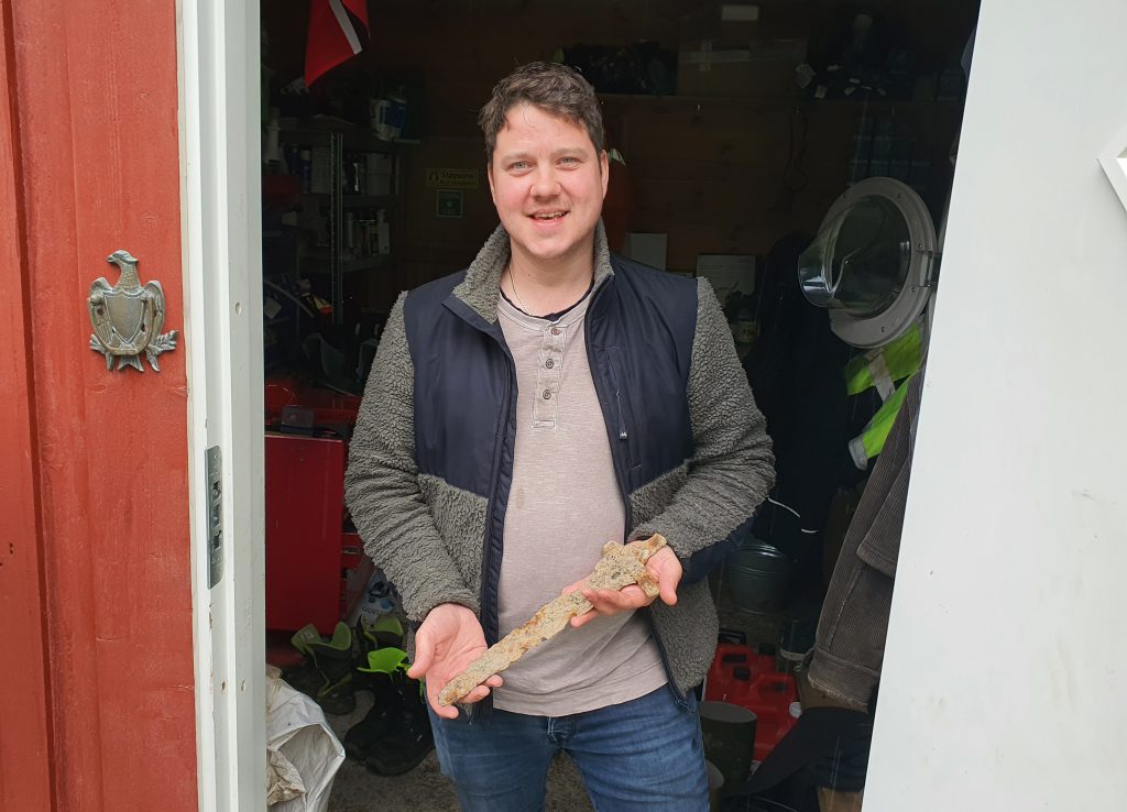 Un fermier din Norvegia a găsit o sabie rară, care are mai bine de 1000 de ani: „Am vrut să o arunc” 1 sverdfunn oyvindtveitanelovra