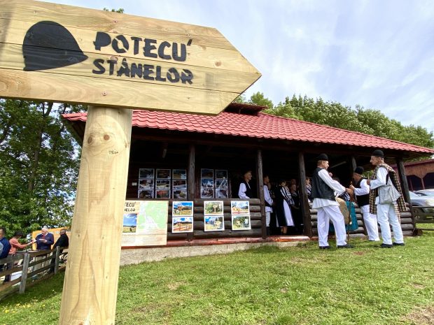 „Potecu’ Stânelor”, traseul tematic unic în România. Cascade la tot pasul, poieniţe retrase, poteci secrete și mâncare din abundență