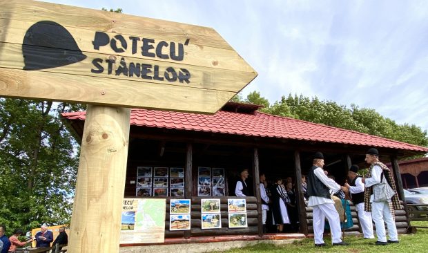 „Potecu’ Stânelor”, traseul tematic unic în România. Cascade la tot pasul, poieniţe retrase, poteci secrete și mâncare din abundență