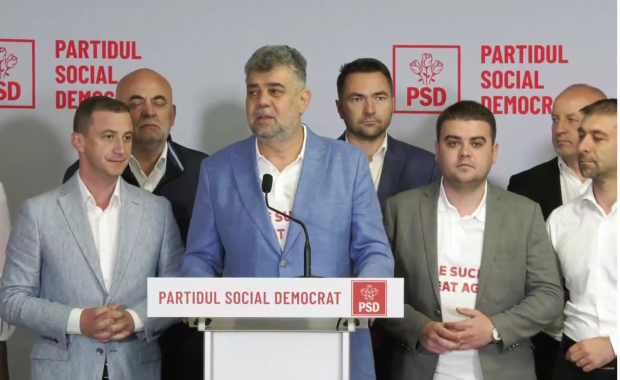 Ce scria pe tricoul purtat de Marcel Ciolacu, vineri, la o conferință de presă. Explicația liderului PSD: „Am și pe spate”