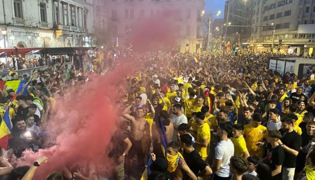 Sărbătoare și la București! Atmosferă incendiară în Piața Universității după ce tricolorii s-au calificat în optimi la Euro 2024