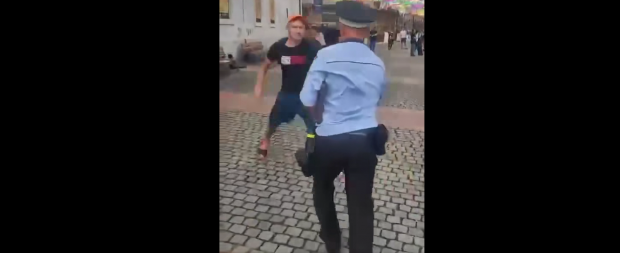 Poliţist local, bătut în centrul Timişoarei: agresorul distrugea burlanele unei clădiri când a fost legitimat | VIDEO