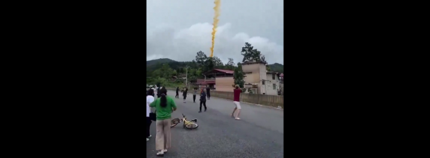 Resturile unei rachete spațiale s-au prăbușit peste un sat din China. Cum au reacționat localnicii
