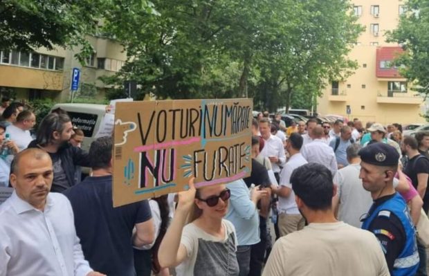 Protest în Piața Victoriei, la care a participat și Clotilde Armand: oamenii au cerut renumărarea voturilor