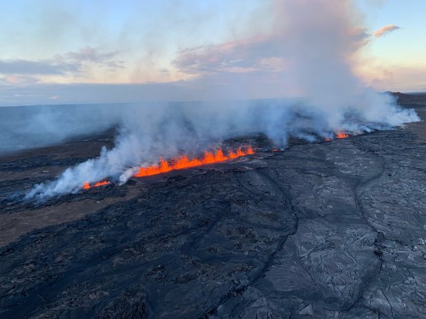 Vulcanul Kilauea din Hawaii a erupt. În zonă au avut loc peste 400 de seisme VIDEO