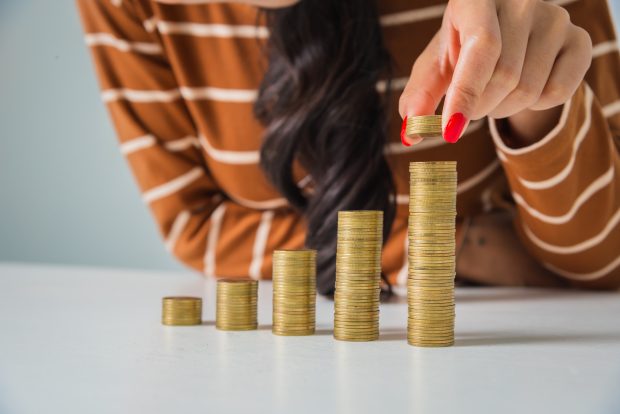 Guvernul Ciolacu a aprobat majorarea salariului minim la 3700 de lei, din 1 iulie, pas decisiv spre introducerea salariului minim european în România