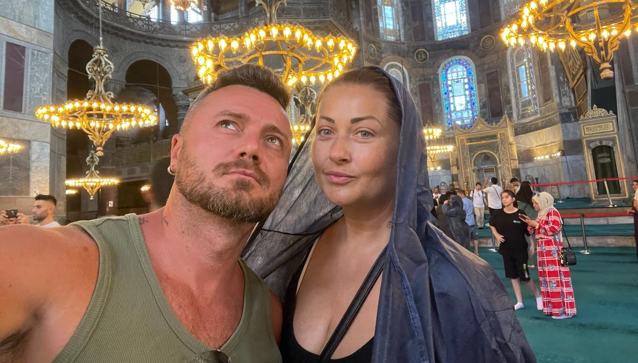 Suma achitata de Tavi Clonda si Gabriela Cristea pentru 2 pahare de sampanie in Paris. Suma achitata de Tavi Clonda si Gabriela Cristea pentru 2 pahare de sampanie in Paris.