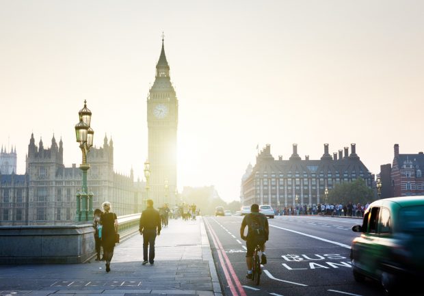 Decizia guvernului britanic care îi afectează și pe români. Cum vrea Londra să reducă dependența de migranți de pe piața muncii