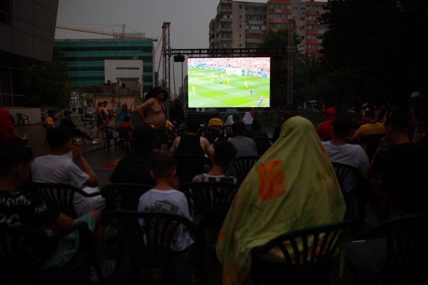 Fanii urmăresc România – Olanda pe ecrane gigant, la București, pe ploaie. Unde se vede în Capitală meciul din „optimile” Euro 2024