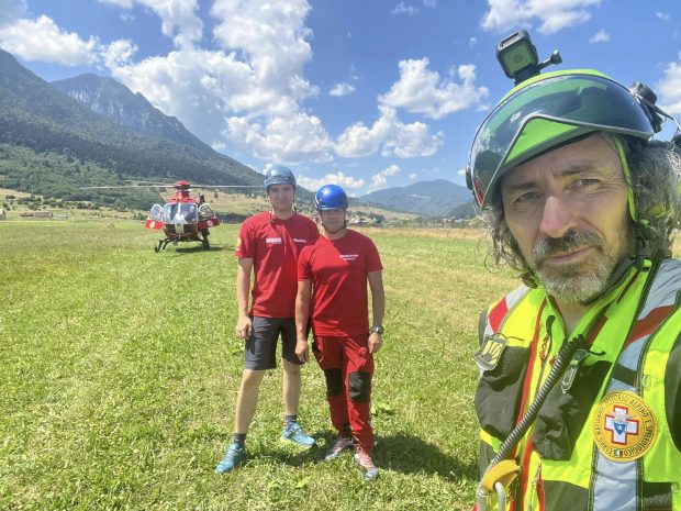 Trei francezi, salvaţi cu elicopterul de salvamontişti, după ce s-au dus pe creasta principală din Piatra Craiului fără echipament