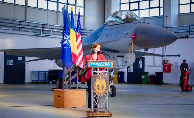 Ambasadoarea SUA la Bucureşti: Aşteptăm cu nerăbdare ca România să deschidă centrul de instruire F-16 în special pentru Ucraina