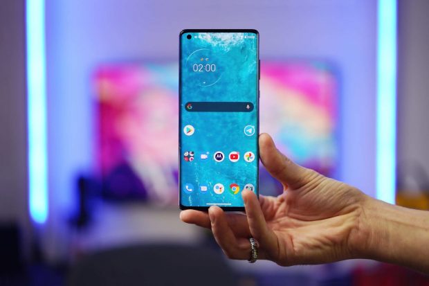 Cum să îți protejezi telefonul de zgârieturi? 3 soluții simple