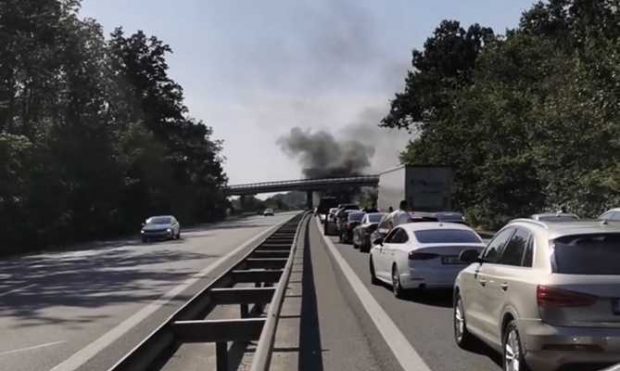Trafic blocat pe autostrada A 1 București – Pitești, după ce o autoutilitară a luat foc
