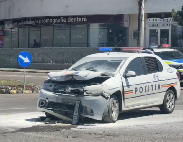 Un polițist și un arestat preventiv, răniți după ce mașina poliției a fost lovită de o șoferiță de 19 ani, într-o intersecție din Suceava | VIDEO