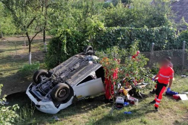 Un bărbat a murit, iar altul a fost rănit în urma unui accident între două maşini şi un TIR, în Cluj