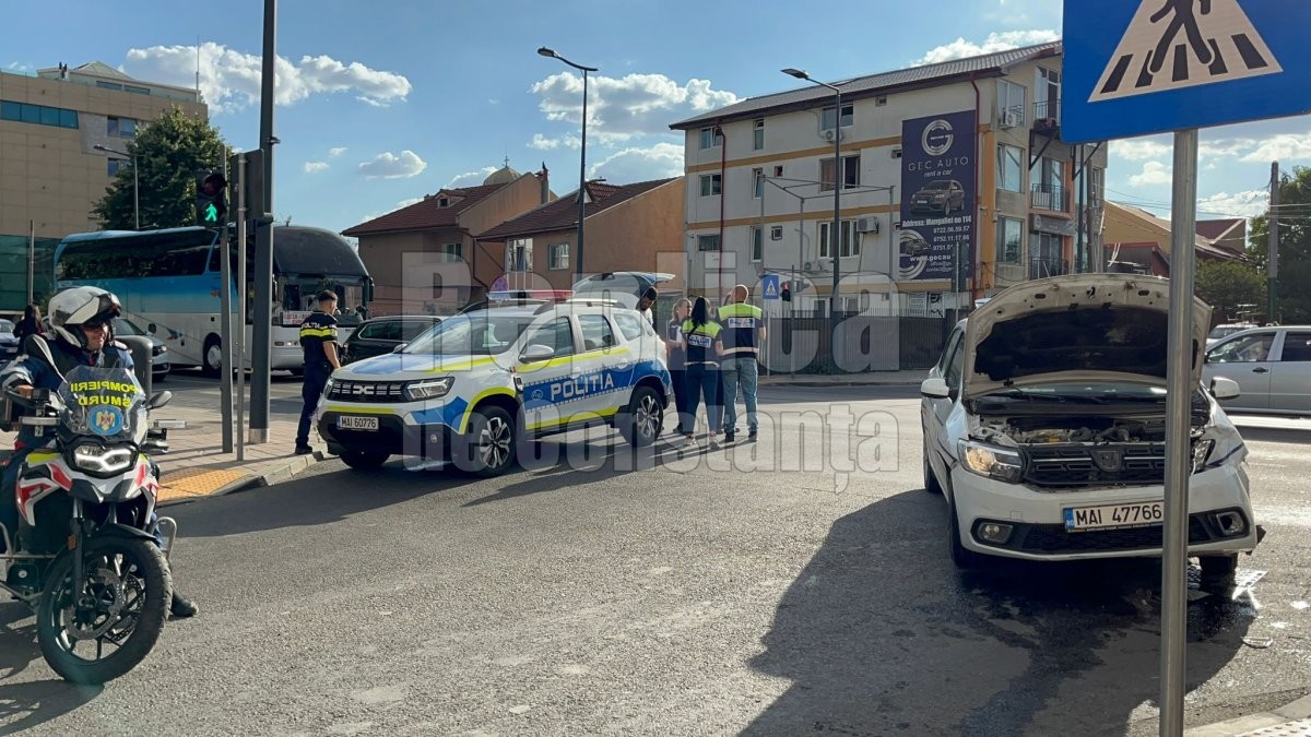 Autovehicul al poliției participând la misiune implicat în accident în Constanța, polițist rănit. Autovehicul al poliției participând la misiune implicat în accident în Constanța, polițist rănit.