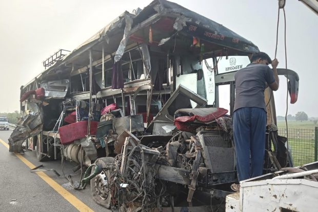 Un autobuz cu două etaje s-a ciocnit cu un camion cu lapte în nordul Indiei. Cel puţin 18 persoane au murit