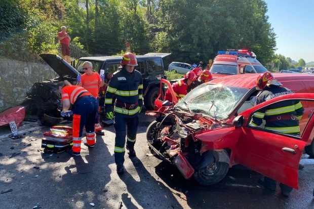 Accident pe DN1, la Nistoreşti, cu două persoane rănite. A fost solicitat elicopterul SMURD la fața locului