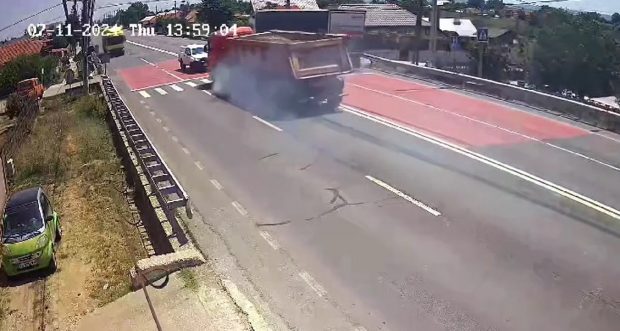 Imagini teribile cu momentul când o basculantă care depășea un TIR intră pe contrasens și face praf două mașini, în Dolj. VIDEO