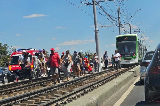 Accident pe Podul Grant din București. Un motociclist a lovit bordura, a căzut pe linia de tramvai și a murit