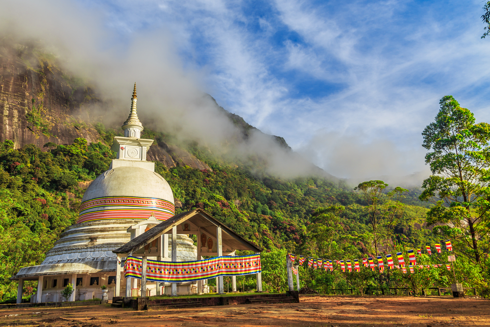 Descoperă Fascinantul Univers al Sri Lankăi: Peisaje Uimitoare și Curiozități Unice 1 adam peak sri lanka