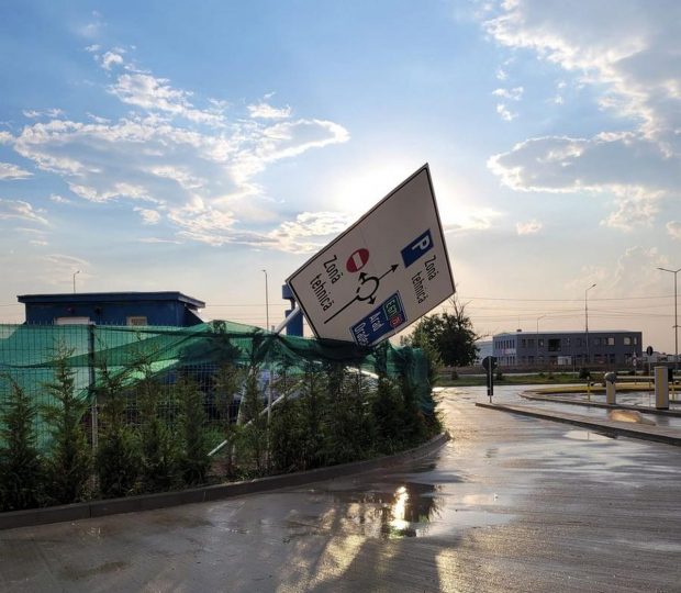 Un avion TAROM nu a mai decolat de la Oradea din cauza vântului. O parte din gardul aeroportului, doborâtă de rafale