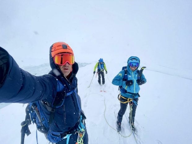 Alpinistul Horia Colibăşanu a renunţat la ascensiunea spre vârful Gasherbrum II, din cauza vremii nefavorabile