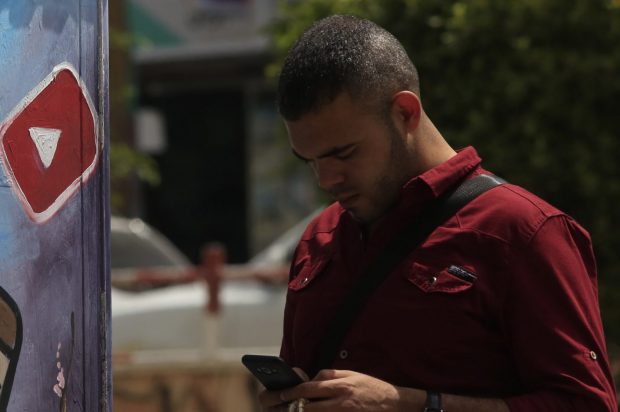 Amin Abed, un activist palestinian anti-Hamas, din Gaza, în stare critică după ce a fost bătut de mascați înarmați cu macete