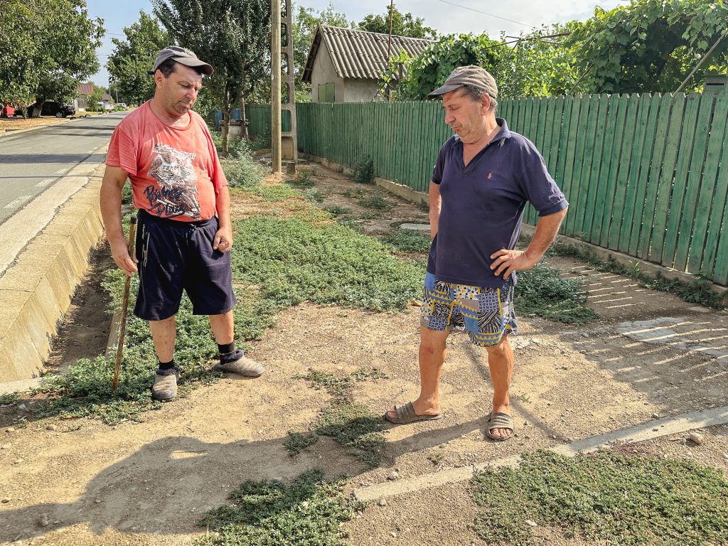 REPORTAJ Apa din Făcăeni, Ialomița, curge la robinet albă „ca varul”, neagră sau deloc. Oamenii dau vina pe luptele electorale și își fac curaj: „E ca apa minerală față de aia de la bloc!” 5 apa potabila facaeni p 15