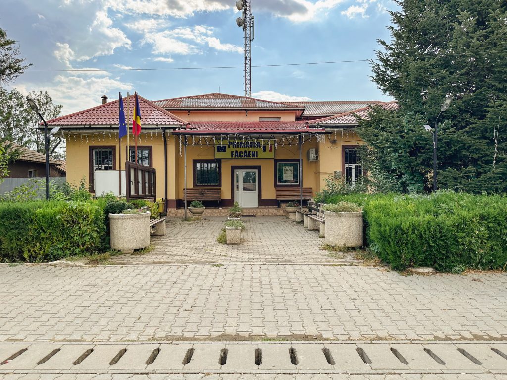 REPORTAJ Apa din Făcăeni, Ialomița, curge la robinet albă „ca varul”, neagră sau deloc. Oamenii dau vina pe luptele electorale și își fac curaj: „E ca apa minerală față de aia de la bloc!” 4 apa potabila facaeni p 19