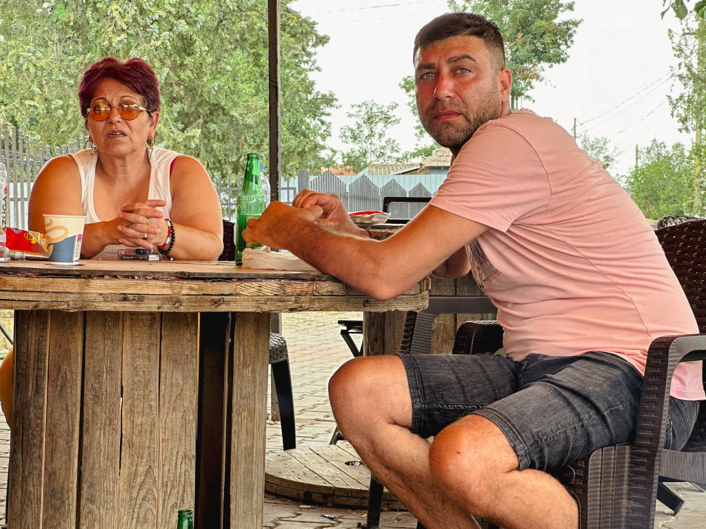 REPORTAJ Apa din Făcăeni, Ialomița, curge la robinet albă „ca varul”, neagră sau deloc. Oamenii dau vina pe luptele electorale și își fac curaj: „E ca apa minerală față de aia de la bloc!” 1 apa potabila facaeni p 20