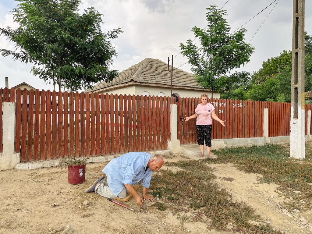 REPORTAJ Apa din Făcăeni, Ialomița, curge la robinet albă „ca varul”, neagră sau deloc. Oamenii dau vina pe luptele electorale și își fac curaj: „E ca apa minerală față de aia de la bloc!” 6 apa potabila facaeni p 25