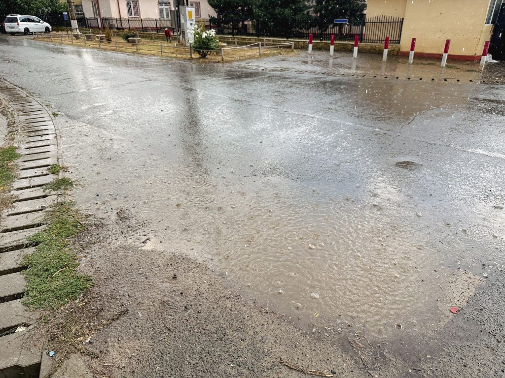 REPORTAJ Apa din Făcăeni, Ialomița, curge la robinet albă „ca varul”, neagră sau deloc. Oamenii dau vina pe luptele electorale și își fac curaj: „E ca apa minerală față de aia de la bloc!” 2 apa potabila facaeni p 32