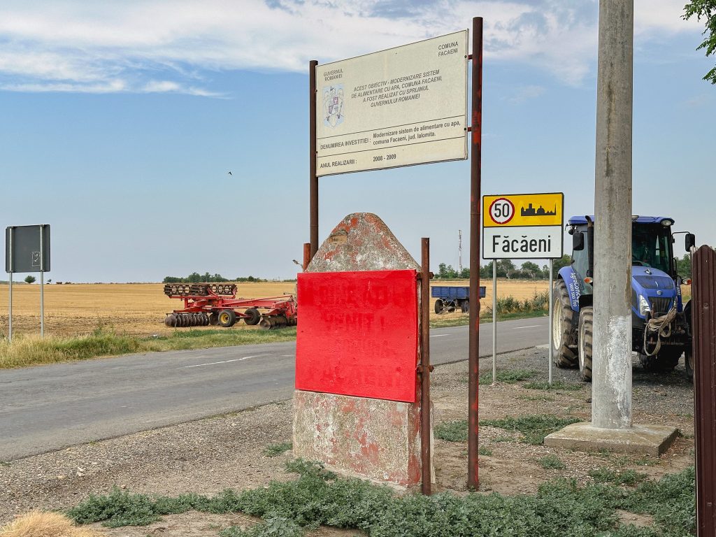 REPORTAJ Apa din Făcăeni, Ialomița, curge la robinet albă „ca varul”, neagră sau deloc. Oamenii dau vina pe luptele electorale și își fac curaj: „E ca apa minerală față de aia de la bloc!” 7 apa potabila facaeni p 35