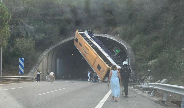 Zeci de răniți, opt în stare gravă, după ce un autobuz s-a răsturnat la intrarea într-un tunel din Barcelona