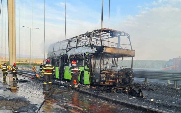 Un autocar a ars ca o torță, pe podul Brăila-Tulcea. Pasagerii s-au evacuat