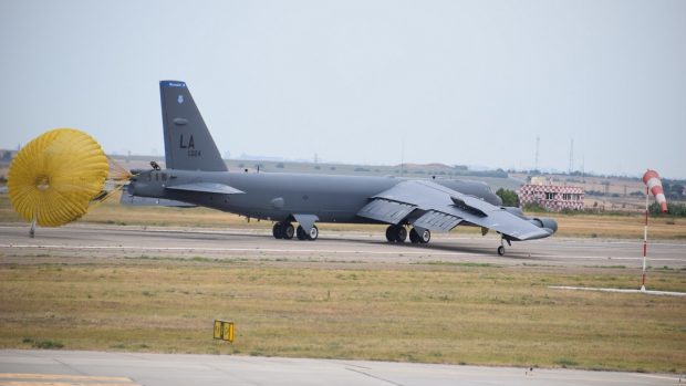 Două bombardiere strategice B-52 Stratofortress, în premieră în România: ce capabilități au și în ce războaie au fost folosite avioanele istorice