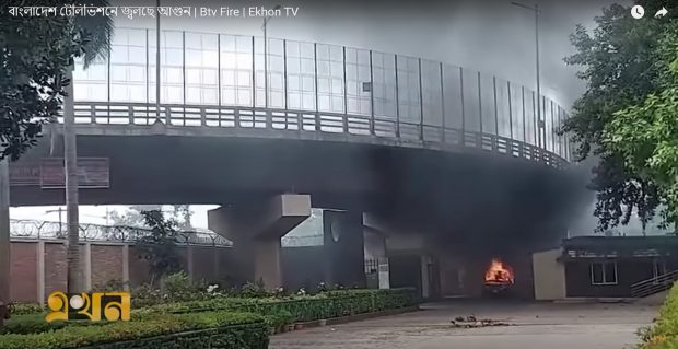 Proteste cu zeci de morți în Bangladesh. Televiziunea de stat a fost incendiată în timp ce angajații erau în interior