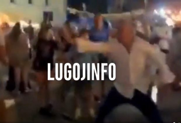 Bărbat lovit cu pumnul și amenințat cu cuțitul la un festival din Lugoj. Imaginile, transmise live pe rețelele sociale